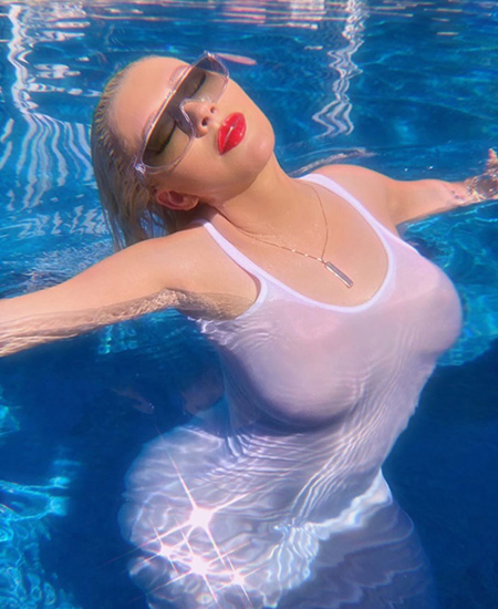 Невыносимая легкость бытия: Кристина Агилера наслаждается летним отдыхом у бассейна Экстерьер