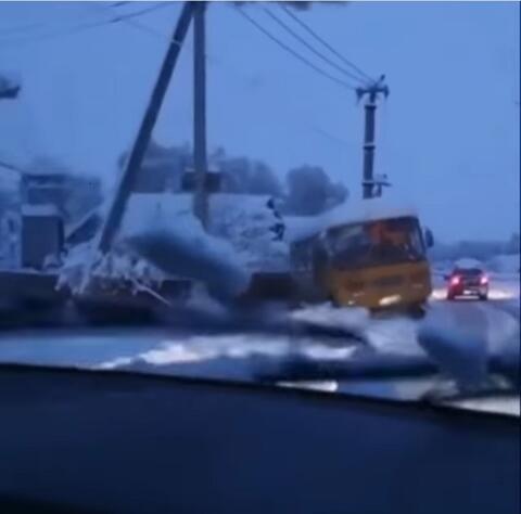 В Краснодаре из-за плохой дороги в кювет съехал школьный автобус ВИДЕО