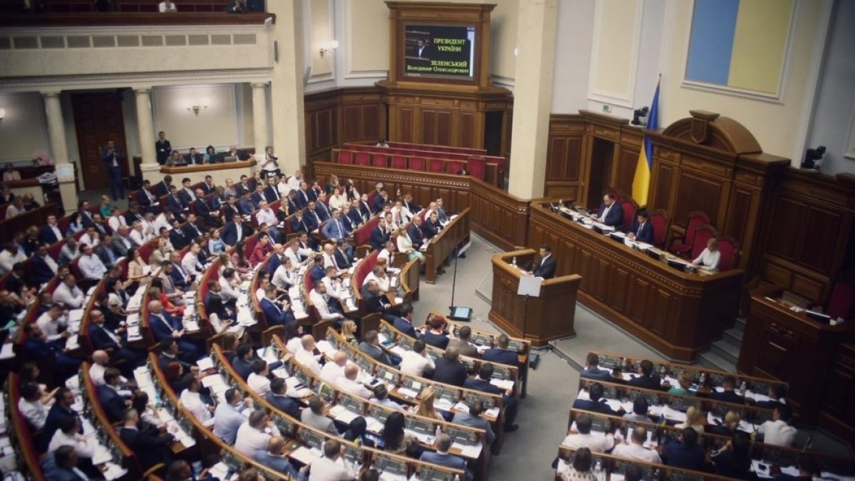 Зеленский предложил разрешить украинцам вносить законопроекты