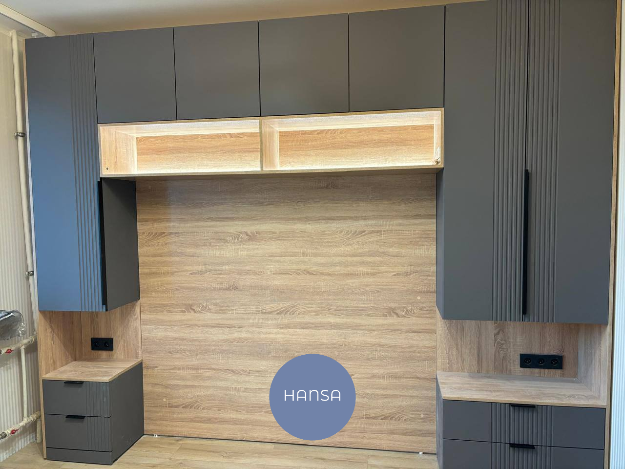 Встроенный шкаф вокруг кровати в спальню на заказ от Hansa Mebel
