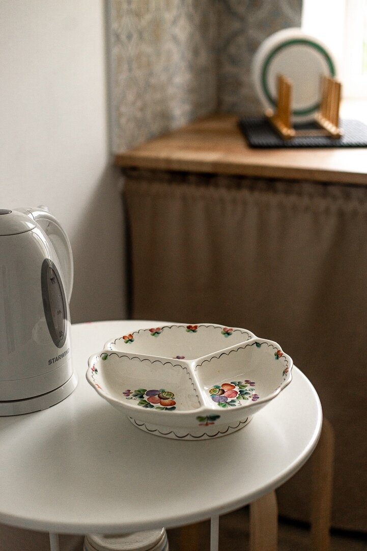 На кухне есть небольшой круглый столик и табурет, при желании здесь можно попить чай