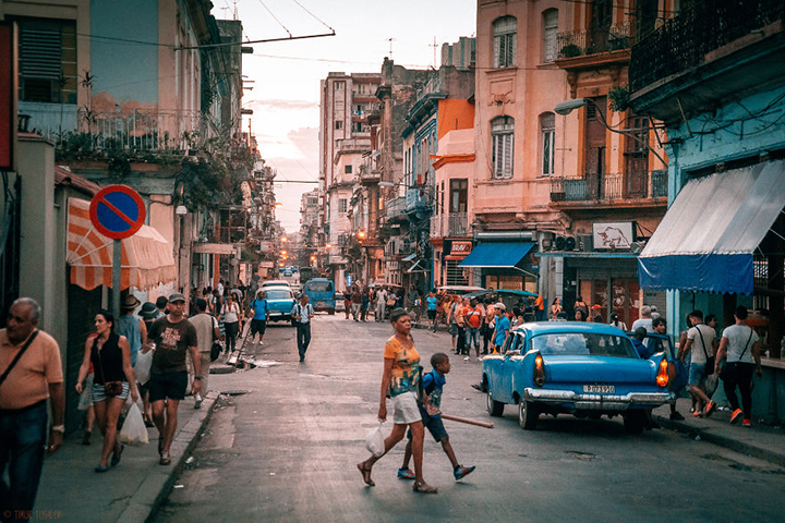 i-spent-20-days-in-cuba-documenting-the-life-of-local-people-27__880