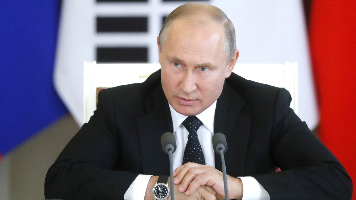 Путин поручил упростить в России порядок получения иностранцами видов на жительство
