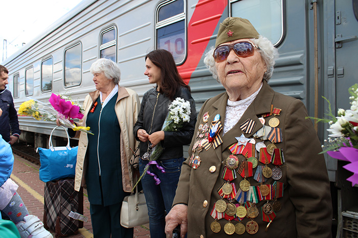 Пенсионерка из Белгорода прыгнула с парашютом в 93 года и останавливаться не собирается