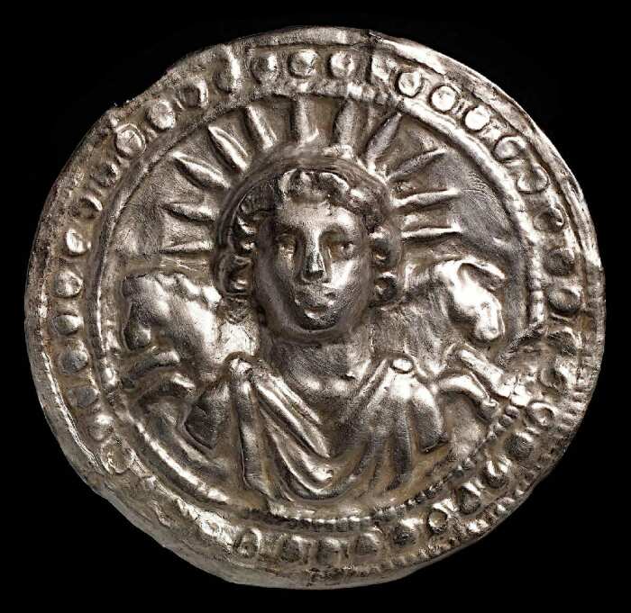 Диск с серебряными листьями, посвященный богу солнца Солу Непокорному, 3 век н. э. \ Фото: worldhistory.org.