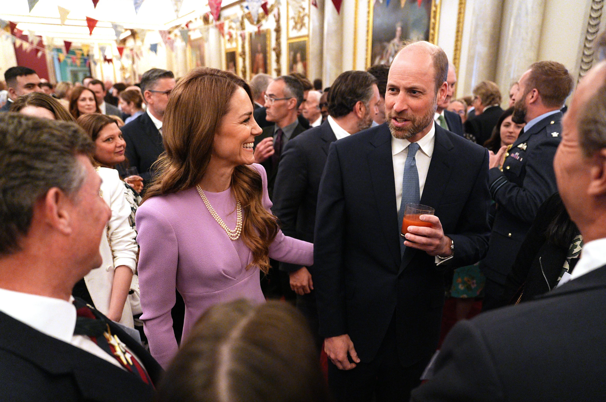 В лиловом платье и любимом ожерелье королевы: Кейт Миддлтон на приеме в честь 100-летия со дня рождения Елизаветы II Миддлтон, принц, Уильям, также, королевской, своей, детьми, очень, появилась, члены, горжусь, Елизаветы, которые, покойной, любимой, справились, королева, оставалась, принцесса, принца