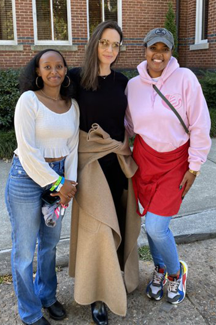 Анджелина Джоли с дочерью Захарой и поклонницей