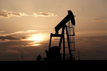 Нефтедобывающая установка в лучах закатного солнца в Техасе, США, 21 августа 2019 года. REUTERS/Jessica Lutz