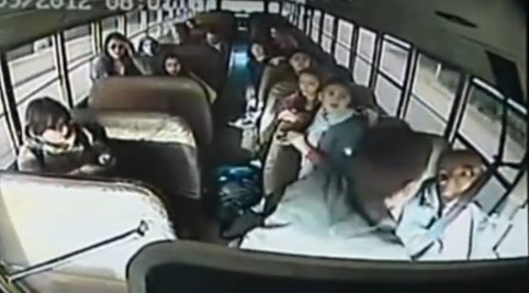 Водитель внезапно потерял сознание - но реакция 2 школьников спасла весь класс Водитель внезапно потерял сознание - но реакция 2 школьников спасла весь класс