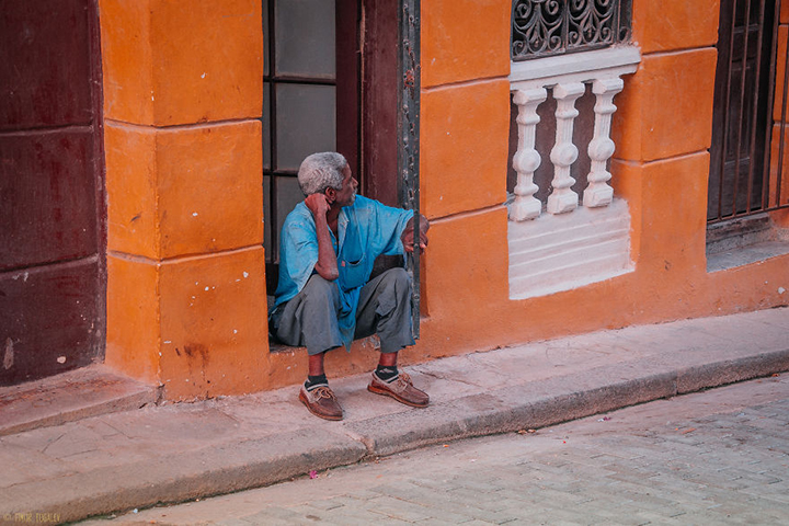 i-spent-20-days-in-cuba-documenting-the-life-of-local-people-21__880