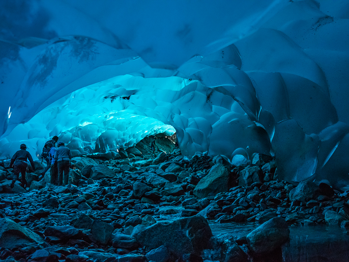 Ледяная пещера под ледником в Джуно, США