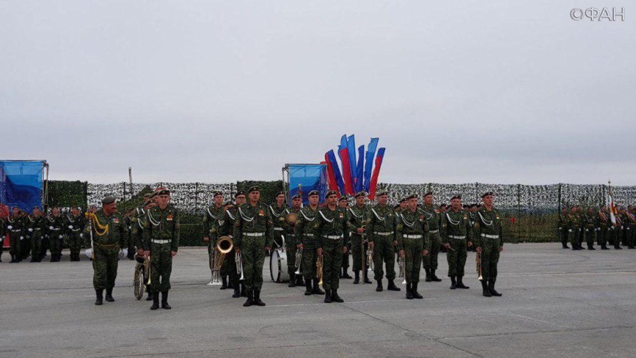 Военный парад прошел в Луганске в честь первого юбилея Народной милиции ЛНР