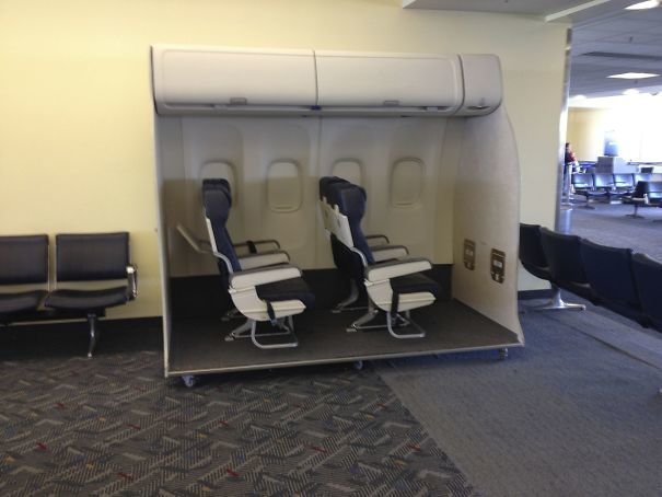 В аэропорту Бостона, США, есть кресла самолета для тех, кто боится летать. Можно посидеть в них перед вылетом. аэропорт, в мире, интересное, креатив, подборка, самолет, удобно, фото