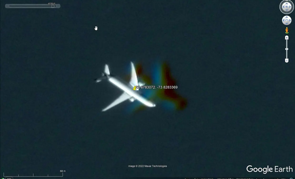На спутниковых картах обнаружили таинственный самолет, лежащий на дне Атлантического океана всего, технической, ошибке, Спутниковый, съемке, пролетает, другой, океаном, наложил, указал, Google, предположение, предположил, комментатор, самолет Другой, подводный, увидели, самолет Похоже, наиболее, блога