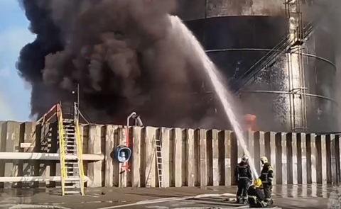 Несколько взрывов: нефтехранилище в Ростовской области потушить пока не удается