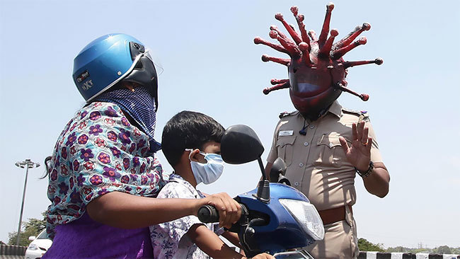 В Индии полицейский в шлеме коронавируса призывает людей оставаться дома вирус, своих, художник, полицейский, ЛайфстайлИндия, увидеть, смогли, благодаря, нечто, создать, решил, Поэтому, невидимо, потому, заболевания, реальной, опасности, ощущают, считает, мерахГаутам