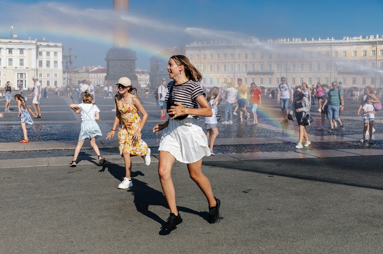 Когда спадет жара в спб. Санкт-Петербург люди на улице. Жара в Петербурге. Жара в городе. Лето жара улица люди.