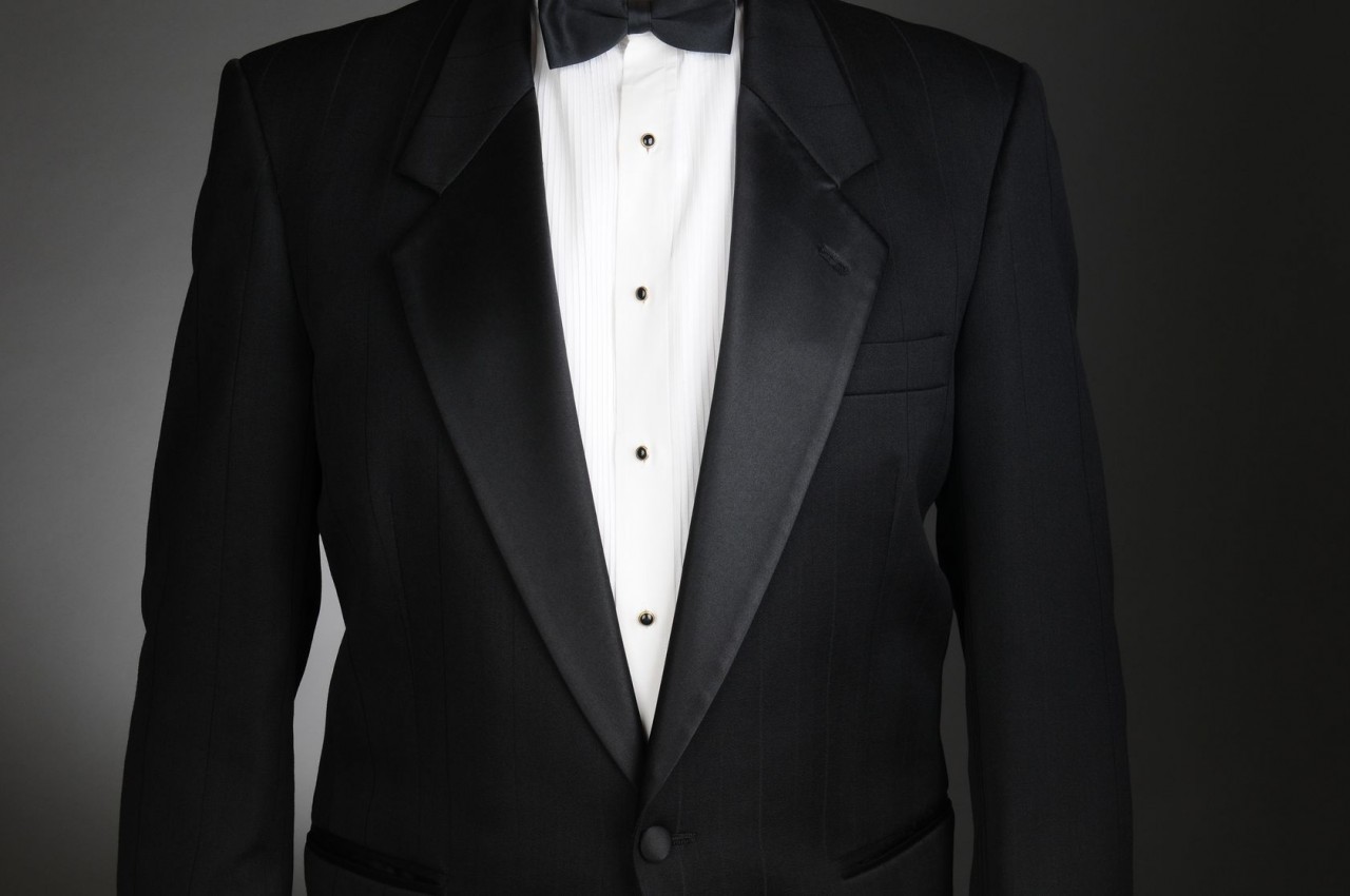 Black tie — это смокинг, белая рубашка, черный галстук (бабочка) и черные же туфли.