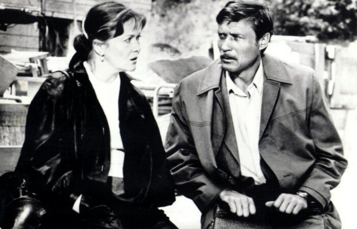 За кадром фильма «Одиноким предоставляется общежитие»: Почему создатели получали гневные письма после выхода картины на экраны 