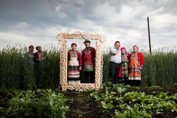 Жители Урала марийцы в национальных народных костюмах. Автор фотографии: Фёдор Телков.