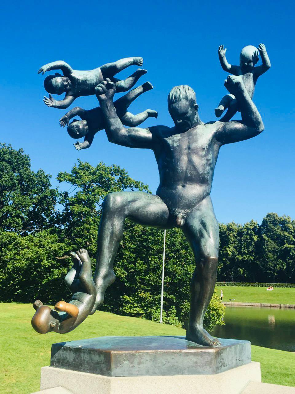  "Человек, атакованный младенцами" - одна из самых философских скульптур Вигеланда