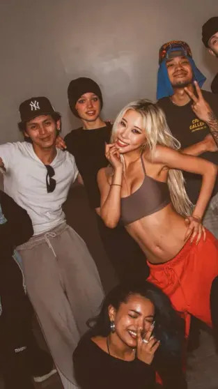 19-летнюю дочь Питта и Джоли засняли за флиртом с неизвестным Джоли, Шайло, после, жизни, отказалась, молодого, Питта, Анджелины, детей, другомШайло, человека, фамилии, публике, образ, 19летняя, короткой, стрижки, макияжемШайло, перекрашивалась, блондинку