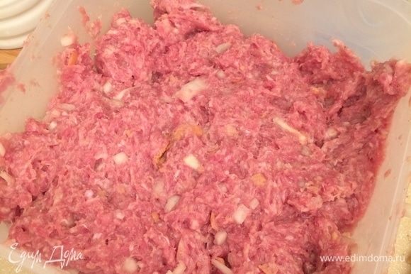 Приготовить фарш. Хлеб замочить в молоке, мясо пропустить через мясорубку, луковицу мелко порезать. Соединить вместе мясо, хлеб (вместе с молоком), лук, яйцо, соль и перец. Очень хорошо вымешать и дать «отдохнуть» фаршу при комнатной температуре полчаса. Приготовить фарш. Хлеб замочить в молоке, мясо пропустить через мясорубку, луковицу мелко порезать. Соединить вместе мясо, хлеб (вместе с молоком), лук, яйцо, соль и перец. Очень хорошо вымешать и дать «отдохнуть» фаршу при комнатной температуре полчаса.