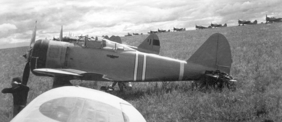 ​Ki-27 64-го сентая на китайском аэродроме, 1939 год. Под фонарем кабины пилота виден красный орел – одна из эмблем части. ww2aircraft.net - Песни Warspot: Соколиная авиагруппа подполковника Като | Warspot.ru