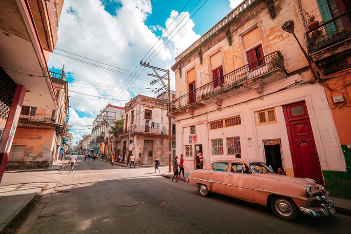 i-spent-20-days-in-cuba-documenting-the-life-of-local-people-22__880