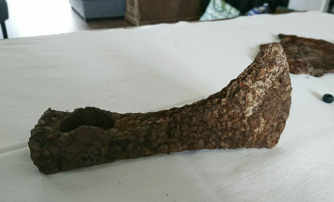 Мужчина начал делать ремонт пола и нашел топор викинга: под домом оказался склеп возрастом тысячу лет Культура