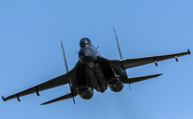 На фото: многоцелевой истребитель Су-30