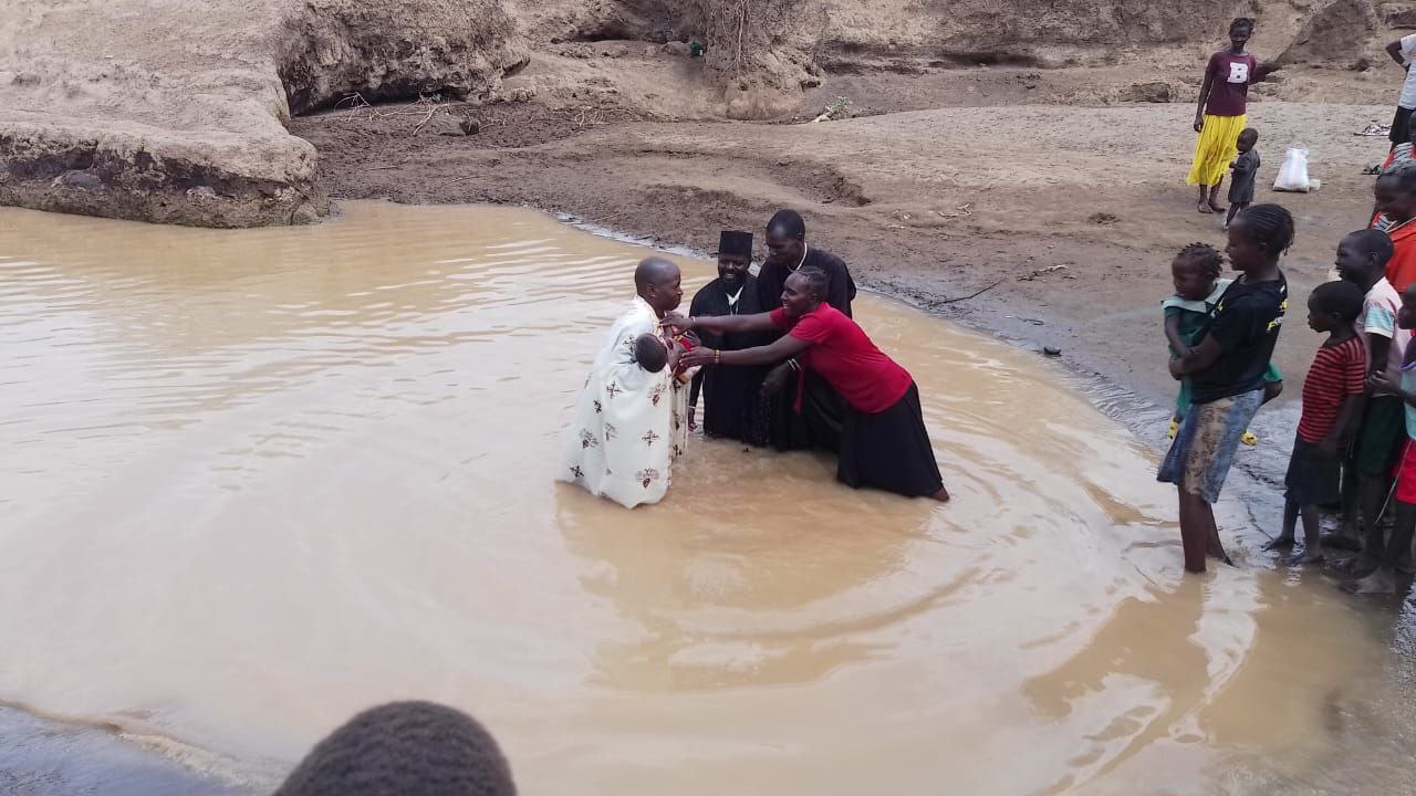 Африка выбирает русское православие: Свыше 80 человек крестились в православную веру в одном из селений Кении