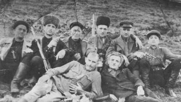 Историческое фото - Хасуха Магомадов, Хасан Исраилов и их товарищи.