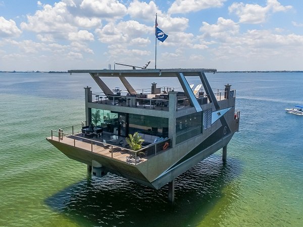 Яхта-особняк за 12 миллионов долларов, которая сделана целиком из нержавеющей стали