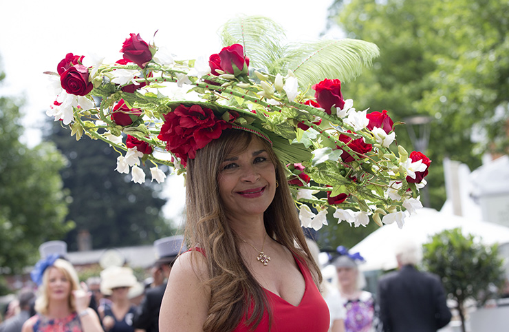 Павлин, черепа и клумба: 30 самых безумных шляп на скачках Royal Ascot