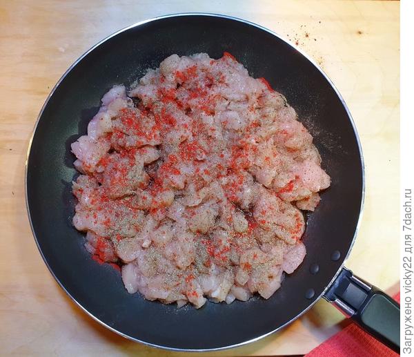 Слоеный пирог с курицей и шампиньонами пирог, перец, болгарский, картофель, пирога, начинки, перчим, ингредиенты, каждый, репчатый, грибы, получится, такой, начинка, показано, солим, вкусный, обжариваем, сливочное, шампиньоны