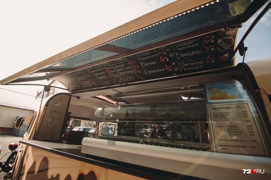 Тюменцы превратили старый школьный автобус в фуд-трак. Почему он «сладкий» и на него все глазеют? Тюменцы превратили старый школьный автобус в фуд-трак. Почему он «сладкий» и на него все глазеют? авто,автомобиль,история,машины,ремонт,Россия,советы,СССР,тюнинг