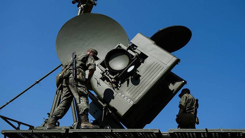 Российские войска в зоне спецоперации начали развертывать новые комплексы автоматизированной системы управления (АСУ) бригадами радиоэлектронной борьбы РБ-109А "Былина", об этом сообщают французские