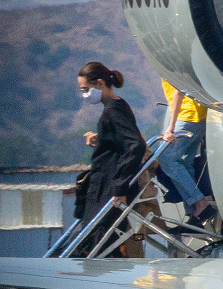 Полет нормальный: Анджелина Джоли с дочерьми Захарой и Вивьен и сыном Джоном  в аэропорту Бербанка Звезды,Папарацци
