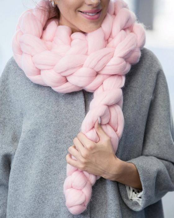 За час и без спиц: Как самому сделать модный шарф-косичку За час и без спиц: Как самому сделать модный шарф-косичку вязание,рукоделие,самоделки,своими руками,творчество,умелые руки