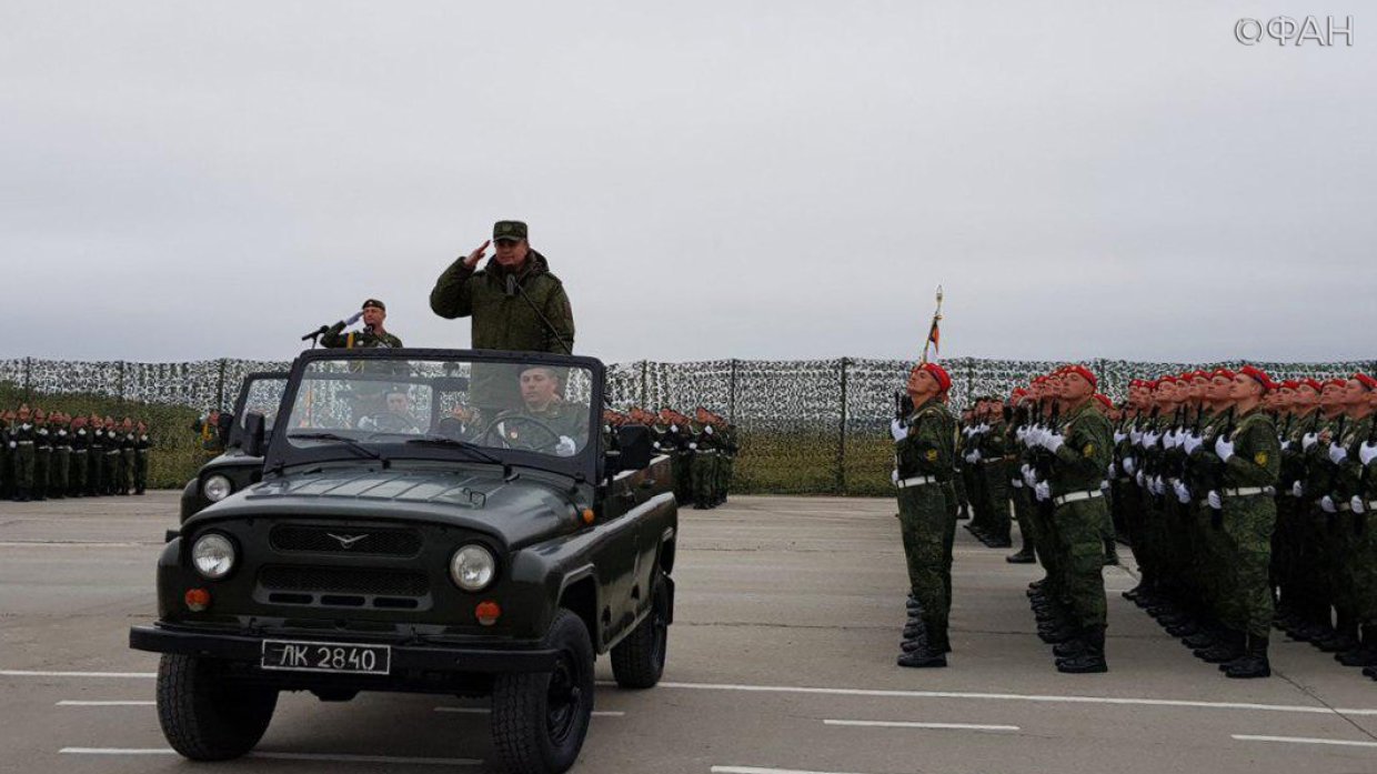 Военный парад прошел в Луганске в честь первого юбилея Народной милиции ЛНР