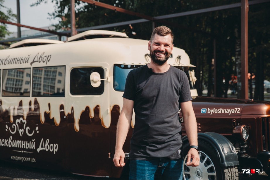 Тюменцы превратили старый школьный автобус в фуд-трак. Почему он «сладкий» и на него все глазеют? Тюменцы превратили старый школьный автобус в фуд-трак. Почему он «сладкий» и на него все глазеют? авто,автомобиль,история,машины,ремонт,Россия,советы,СССР,тюнинг