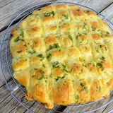 Чесночно-сырная лепёшка Чесночно-сырная лепёшка