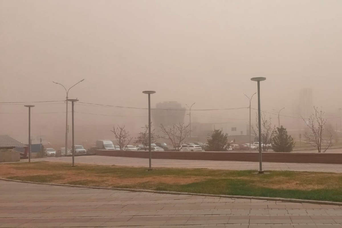 Shot: в Иркутске началась сильная песчаная буря с порывами до 28 м/с