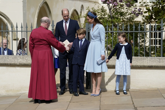 Герцоги Кембриджские вместе со старшими детьми посетили Пасхальную службу. Королева пропустила ее впервые за 50 лет Монархии
