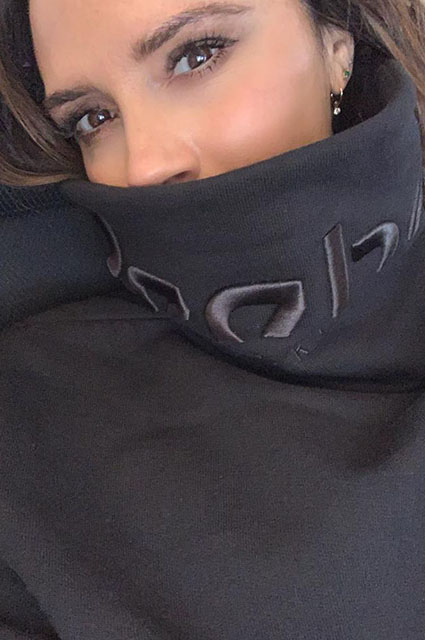 Уличный стиль знаменитости: Виктория Бекхэм в элегантном образе в аэропорту Нью-Йорка звездный стиль