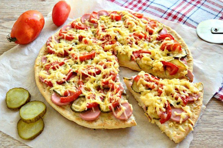 С сосисками, грибами и солеными огурцами