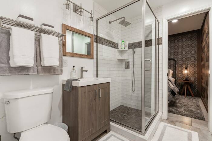 В лесном домике при главной спальне предусмотрена индивидуальная ванная комната (Acorn Falls, США). | Фото: moderntinycabin.com.