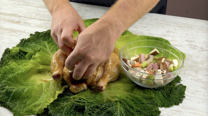 "Курица бедняка" по-китайски, запеченная в глине: походная романтика в восточном стиле рецепт