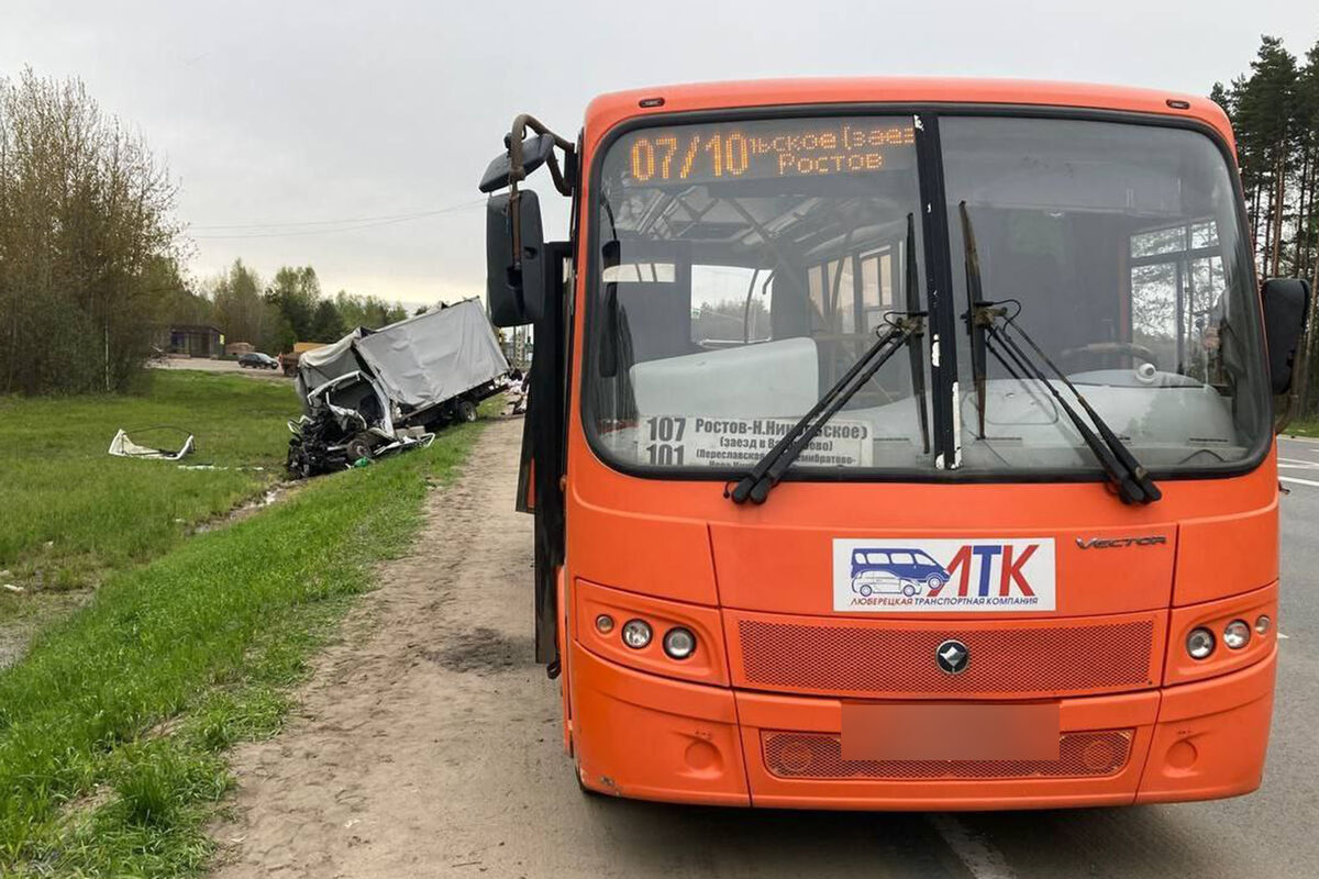 В Ярославской области грузовик столкнулся с автобусом, где находились пассажиры